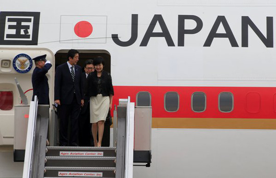 Thủ tướng Nhật Bản Shinzo Abe và phu nhân - Ảnh: Reuters