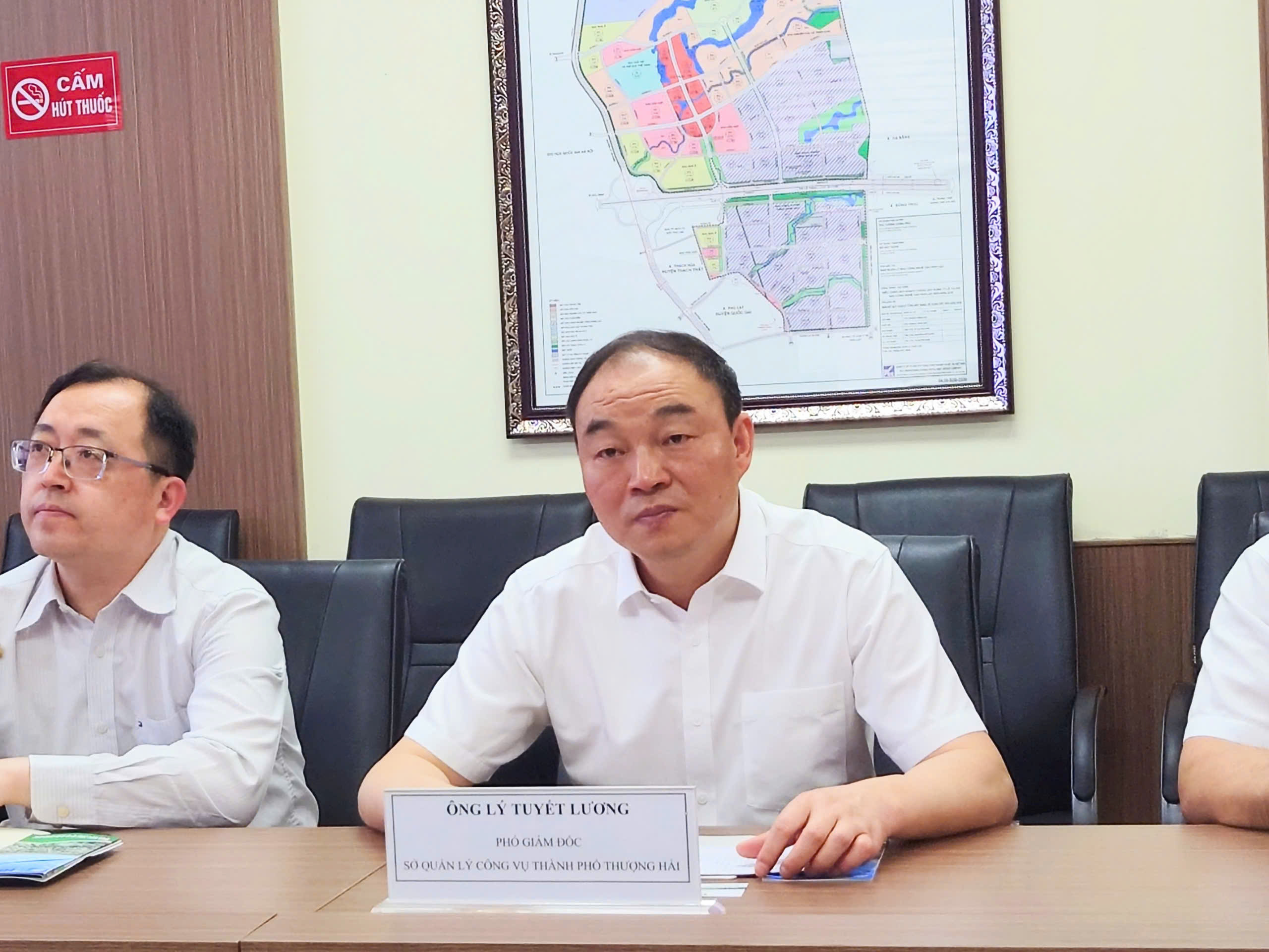 Ông Lý Tuyết Lương, Phó Giám đốc Sở Quản lý Công vụ thành phố Thượng Hải tại buổi làm việc
