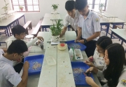 Học sinh Huế chế tạo gạch từ rác thải nhựa