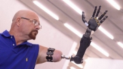 Người đầu tiên dùng trí não điều khiển cánh tay robot