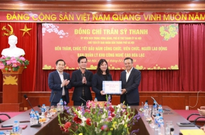 Chủ tịch UBND Thành phố Trần Sỹ Thanh trồng cây, động viên sản xuất đầu năm tại Khu công nghệ cao Hòa Lạc