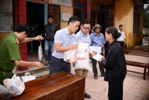 KHU CÔNG NGHỆ CAO HOÀ LẠC PHÁT ĐỘNG VÀ ỦNG HỘ ĐỒNG BÀO MIỀN TRUNG