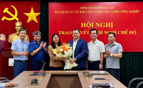 Trao quyết định nghỉ hưu đồng chí Phan Thị My, Phó Trưởng ban Thường trực Ban Quản lý các Khu công nghệ cao và Khu công nghiệp thành phố Hà Nội